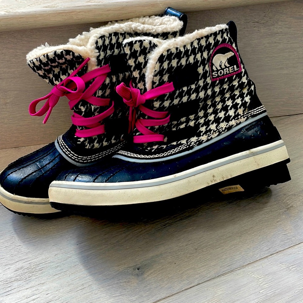 Sorel booties, black white and fusions